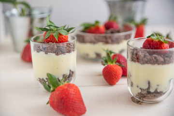 Vanillepudding mit Schokokeksen und Erdbeeren