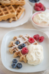 Belgische Waffeln mit frischen Früchten 