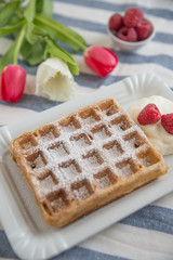 Belgische Waffeln mit frischen Früchten 