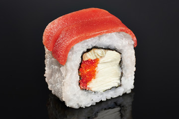 Obrazy na Szkle  Roladki sushi z łososiem, węgorzem, kawiorem i serkiem philadelphia.