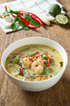 Green curry with shrimp. Thai cuisine. (kang keaw wan) Selective focus.
