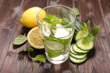 cucumber and lemon water