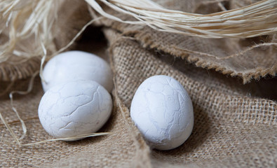 œufs blanc sur toile de lin