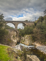 Fototapeta na wymiar Pont romain en Ardèche/ deux vieux pont à Meyras en Ardèche 