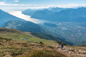 Abstieg vom Monte Stivo mit Blick auf Riva Del Garda und den Gardasee