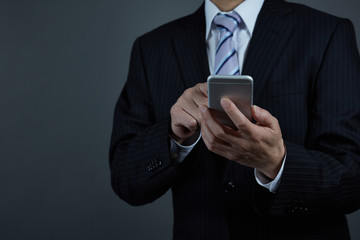 携帯電話を使うビジネスマン