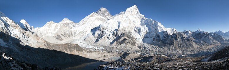 Mount Everest with beautiful sky and Khumbu Glacier - obrazy, fototapety, plakaty