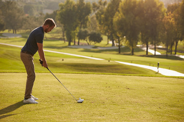 Golfeur masculin s& 39 alignant sur le terrain de golf
