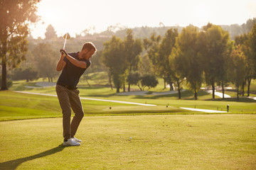 Mannelijke golfer die Tee Shot op golfbaan opstellen
