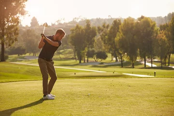Fotobehang Golf Mannelijke golfer die Tee Shot op golfbaan opstellen