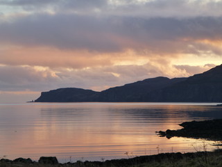 Obraz premium Sunset over Loch Bracadale, Isle of Skye, Scotland, with silhouetted headland
