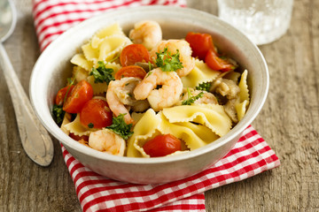 Pasta with prawns, tomatoes and mushrooms