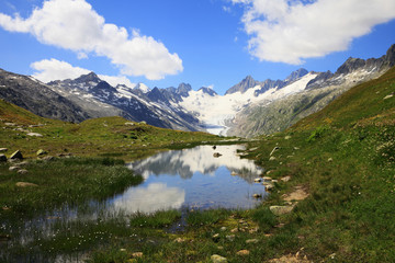 Fototapeta na wymiar Bergsee mit Oberaarhorn