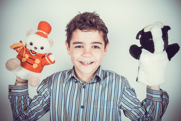 adolescente con marionette di peluche