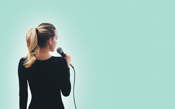 Ragazza canta con microfono parla 