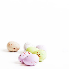pastell påskägg mot vit bakgrund med utrymme för egen text