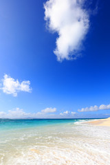 南国沖縄の綺麗な珊瑚の海と夏空