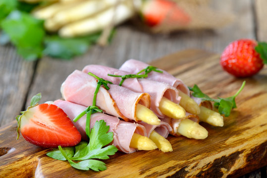 Frischer gekochter weißer Spargel gerollt in saftigem Hinterschinken - Ham rolls with white  asparagus