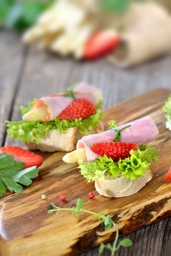 Fingerfood mit weißem Spargel, Schinken und Erdbeeren - Finger food with white asparagus, cooked ham and fresh strawberries
