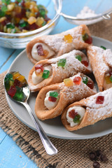 cannoli siciliani - tradizionale dolce italiano