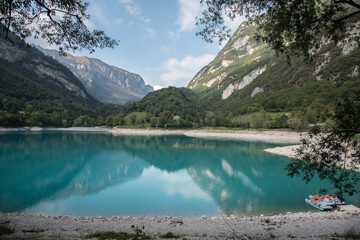 Berge spiegeln sich im Bergsee Largo di Tenno bei Ville Del Monte Italien