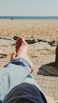 Füße in Nahaufnahme vor Mittelmeer Panorama