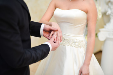 Obraz na płótnie Canvas wedding ring on woman hand