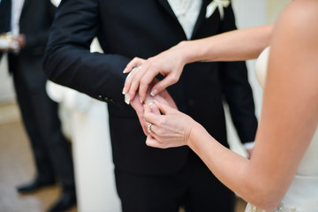  wedding ring on woman hand