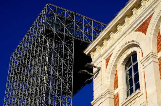 ancienne manufacture d'armes avec la tour d'observation &agrave; l'arri&egrave;re plan, cit&eacute; du design, Saint &Eacute;tienne