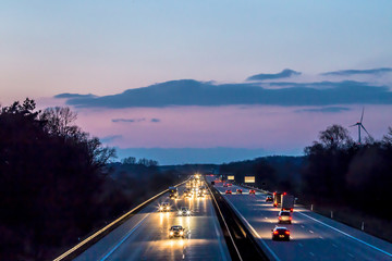 Verkehr bei Dämmerung auf einer Autobahn