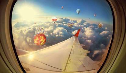 Fototapety  Chmury, niebo i balony widziane przez okno samolotu