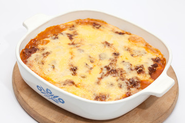 Molde de lasagna parmesana horneada y gratinada