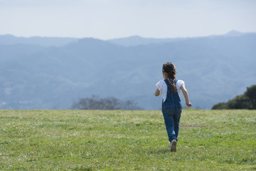 草原を走る女の子