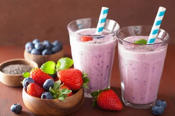 Papier Peint photo autocollant Milk-shake healthy strawberry blueberry smoothie with chia seed