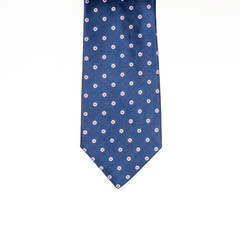 particolare di cravatta blu