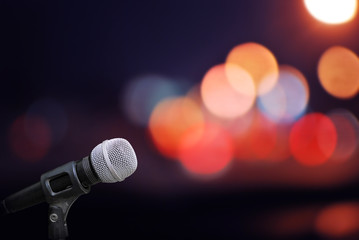Obraz premium Microphone on stage background 