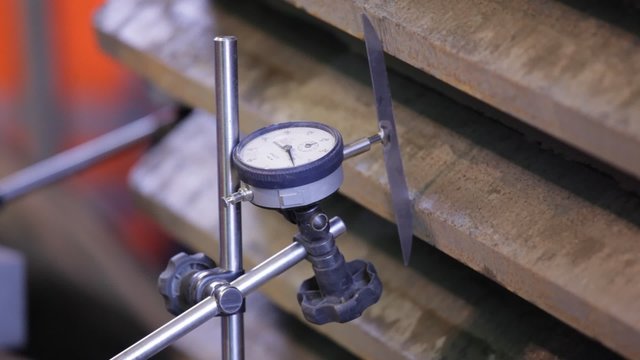 calibration of a gear wheel with a precision tool. Micrometer