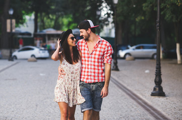 Obraz premium Hipsters walking on summer day