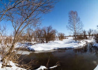 весенний пейзаж на берегу замерзшей реки, Россия, Урал