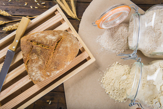 Pan casero artesanal hecho a mano con harinas de trigo, espelta y tritordeum 