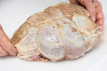 Amarrando un pernil de cerdo