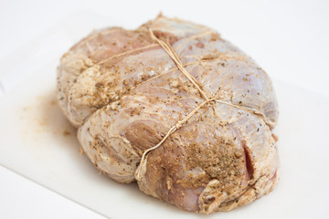 Pernil de cerdo amarrado