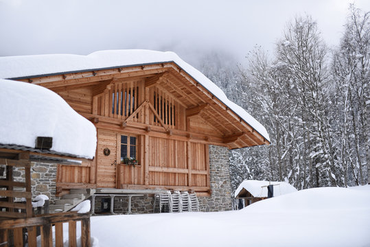tetto casa tetti case di montagna camino tetto con neve montagna casa
