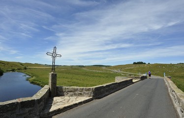 croix et rivière le Bès sur les hauts plateaux de l'Aubrac, Aveyron