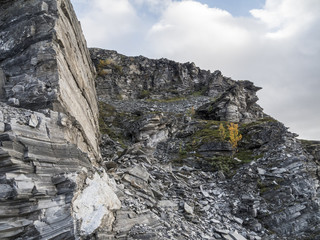 Loser Berg/lose Schieferplatten in der arktischen Zone