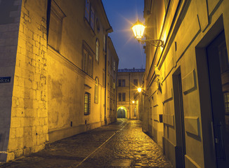 Obraz premium dom z latarnią uliczną o zmierzchu w Krakowie w Polsce