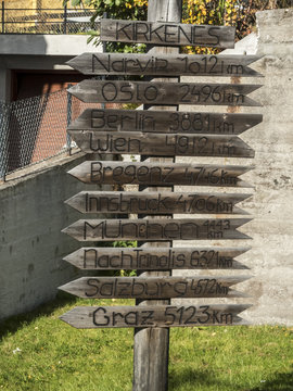Wegweiser in alle Welt/der Holzwegweiser in Kirkenes in alle Welt