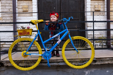 Fototapeta na wymiar bike with flower pot and a girl
