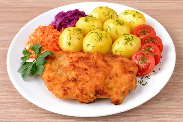 smażony filet drobiowy z ziemniakami, pomidorem i surówkami
