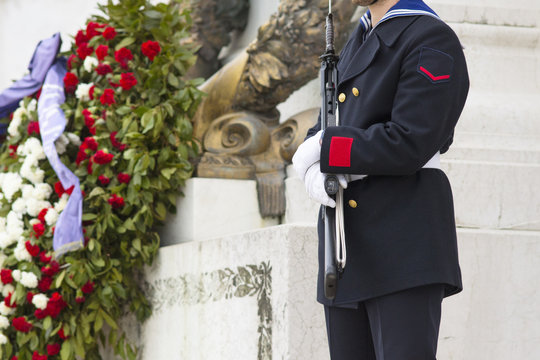 militare al monumento del milite ignoto a Roma